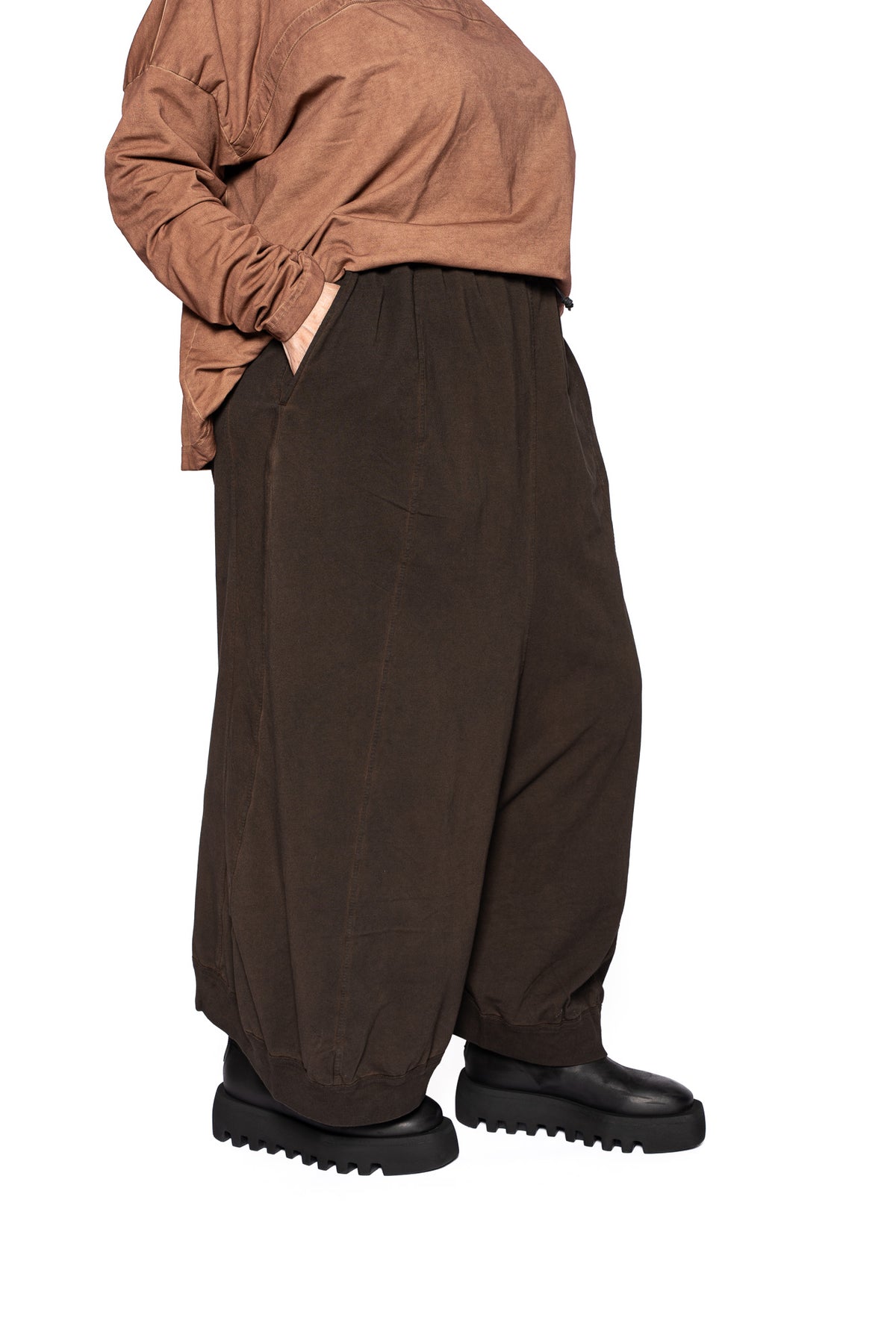 Rundholtz pant in umbra cloud| ATELIER 957