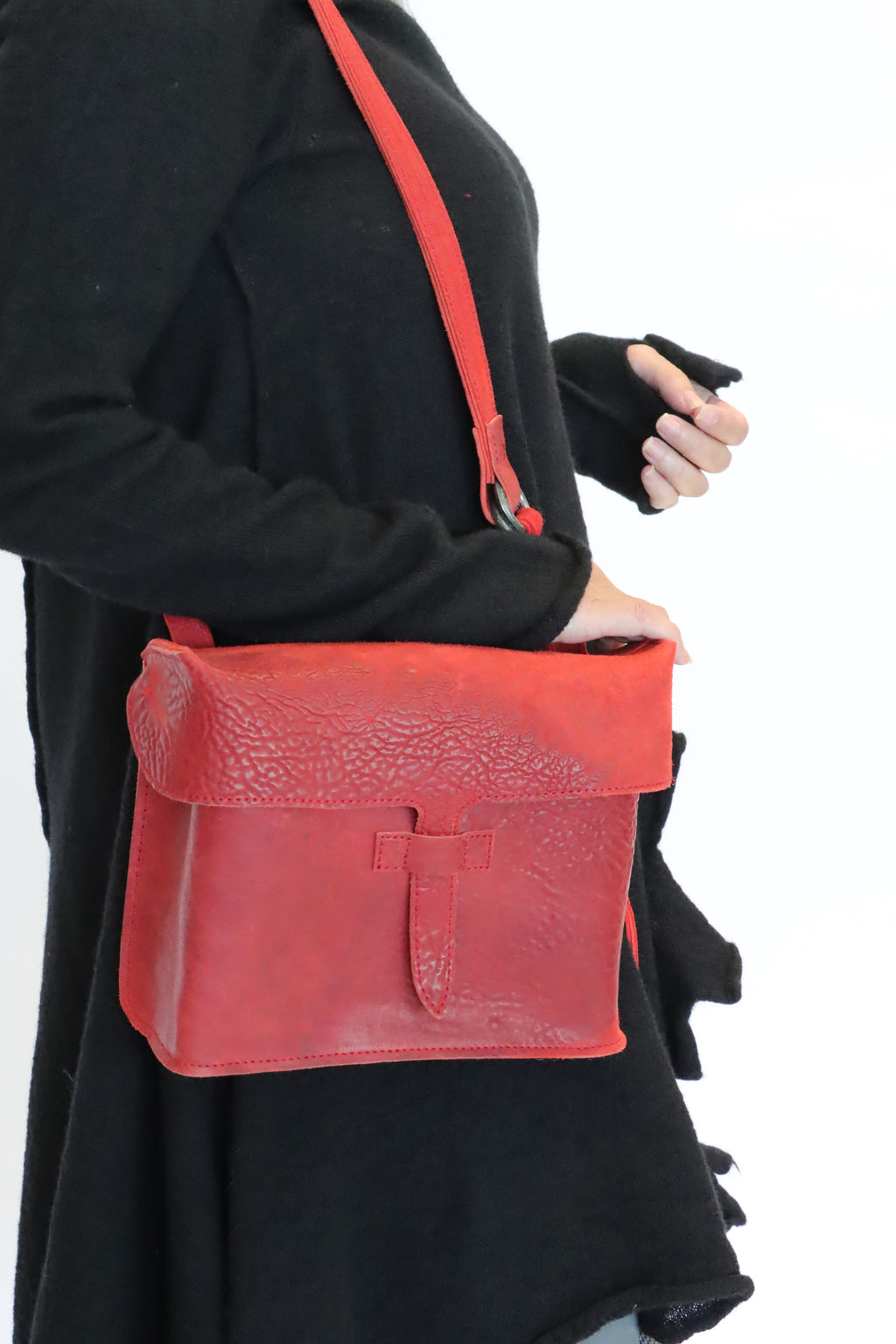 Reverse Horse Culatta Shoulder Bag (2 colors)